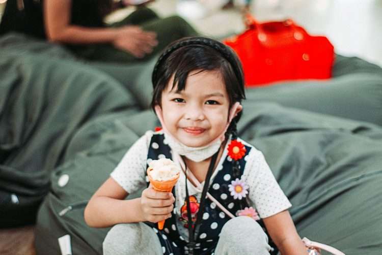 girl's black and white polka-dot shirt