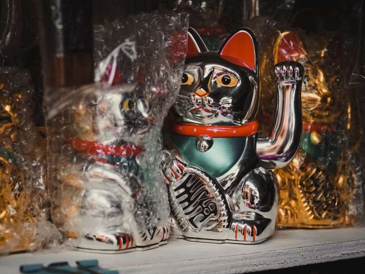 silver-colored Manekineko