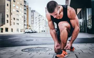 runner tying his shoes