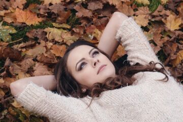woman, brunette, lying down thinking about the past